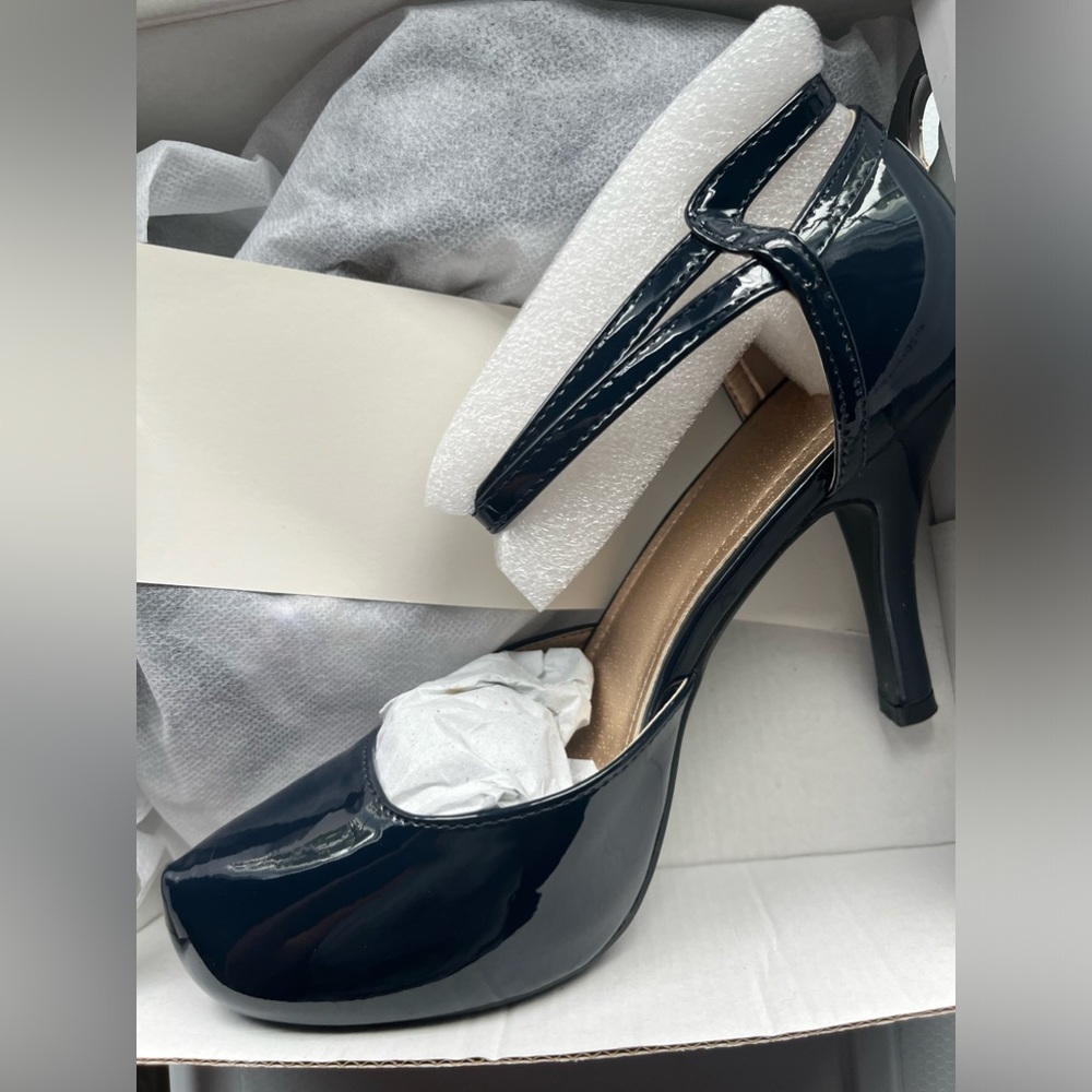 Brand new, navy blue patent maryjane heels